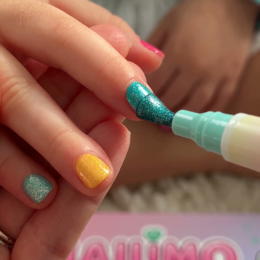 Painting a nail with a NAILIMO marker